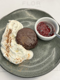 Torta de chocolate amargo com chantilly e calda de frutas vermelhas
