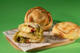 Empanada de marguerita (queijo muçarela, catupiry, manjericão e tomate)
