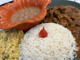 Picadinho de carne com arroz branco, feijão, ovo frito, couve e farofa