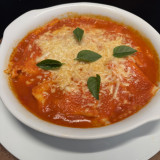Ravioli de muçarela com molho de tomate e manjericão