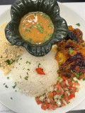 Sobrecoxa desossada com arroz branco, feijão, farofa, legumes e saladinha do dia
