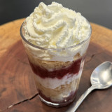 Flor da Primavera ( pão de ló clássico combinado com licor de Marula, castanha de caju, chantilly e calda de frutas vermelhas)