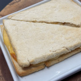 Tostex de queijo e presunto no pão de miga