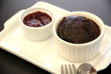 Bolo de cacau vegano com calda de frutas vermelhas