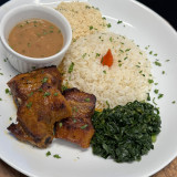 Costelinha suína com arroz branco, feijão, farofa, couve e saladinha do dia