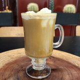 Latte Gelado (Café Orfeu + leite + caramelo + gelo)