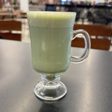 Chá verde com leite gelado (Matcha Latte)