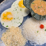 Ovos fritos com arroz branco, feijão, farofa, legumes e saladinha do dia