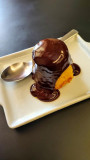 Bolo de cenoura com calda de chocolate