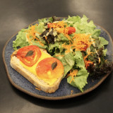 Salada de verdes variados com torrada de pão orgânico, queijo de castanha de caju, tomate e manjericão