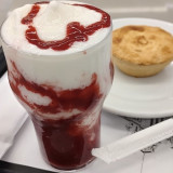 Frapê de iogurte com calda de frutas vermelhas