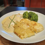 Filé de frango com molho de duas mostarda, Dijon e l´ancienne, batata gratinada e legumes