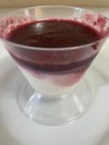 Panna Cotta com calda de frutas vermelhas