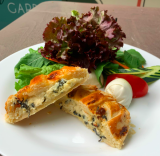 Torta Salgada (frango com palmito/ queijos com peito de peru/ espinafre com ricota)