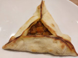 Zaatar c/ queijo mussarela e tomate - Fechada