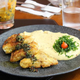 Filé de tilápia empanada com purê de banana-da-terra