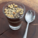 Brigadeiro de colher com chocolate meio amargo e farofinha de castanha de caju