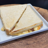 Tostex de queijo, tomate e orégano no pão de miga
