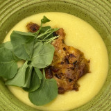 Sobrecoxa desossada com polenta