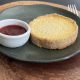Cheesecake com calda de frutas vermelhas