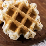 Waffle de pão de queijo multigrãos (sementes de chia, linhaça dourada e marrom) com Nutella.