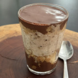 Flor da Estação ( pão de ló clássico combinado com licor de Marula, nozes, chantilly e ganache de chocolate)
