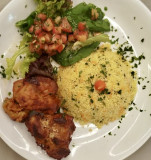 Sobrecoxa desossada com couscous marroquino e mix de folhas verdes