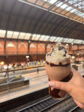 Frapê com nutella, calda de chocolate e chantilly