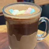 Chocolate Quente com marshmallow (leite + chocolate+ marshmallow+ calda de chocolate)