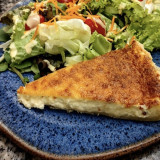 Salada de verdes variados com quiche de queijo