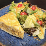 Salada de verdes variados com torta de frango