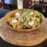 Salada Caprese com verdes variados, tomate, muçarela, mini penne e molho de alcaparras