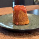 Bolo de fubá com calda de goiabada