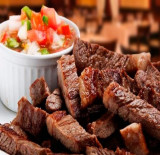 COMBINADO DE F. MIGNON E FRANGO | Com cebolete, vinagrete e farofa