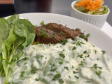 Maminha com ravioli verde de ricota e manjericao ao molho branco