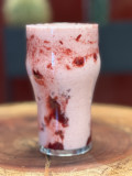 Frapê de iogurte com morango e calda de frutas vermelhas