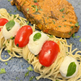 Maminha com espaguete caprese (tomate, queijo muçarela e manjericão)