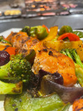 Filé de salmão c/ legumes na brasa.