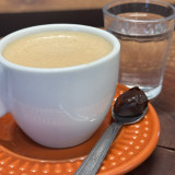 Expresso com leite P (café expresso Orfeu + leite)