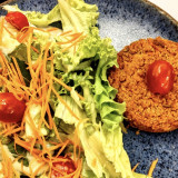 Salada de verdes variados com quibe de abóbora vegano