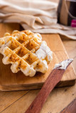 Waffle de pão de queijo multigrãos (sementes de chia, linhaça dourada e marrom) com cream cheese