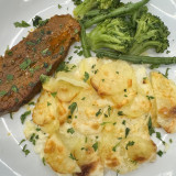 Maminha com batata gratinada e legumes