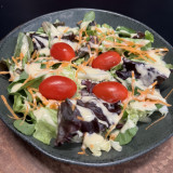 Mini salada de folhas verdes variados, tomate cereja e cenoura ralada