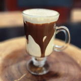 Capuccino Gelado (cafe cacau canela+leite+gelo+calda chocolate)