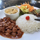 Picadinho de carne com arroz branco, feijão, farofa couve e saladinha do dia