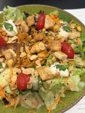Salada Tropical (verdes variados, mix de castanhas, queijo muçarela e búfala, tiras de frango grelhado e cubos de pão torrados).