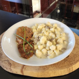Maminha com nhoque de batata ao molho de gorgonzola e cogumelos parís