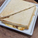 Tostex de queijo no pão de miga