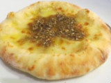 Zaatar com queijo mussarela
