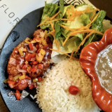 Linguiça toscana acebolada com pimentões vermelho e amarelo, arroz branco, feijão, farofa e saladinha do dia